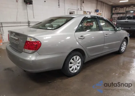 2005 Toyota Camry Le z USA, uszkodzony, nr VIN 4T1BE32K65U944553